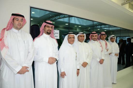  المدير العام "مساعد المنيفي" يتوسط أعضاء برنامج الخريجين الجدد في إحتفال خاص بهم